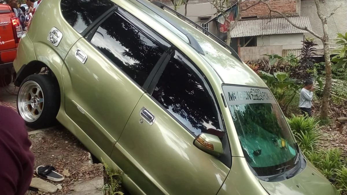 Mobil Xenia terjung ke kebun warga di Leuwigoong, Kabupaten Garut