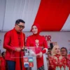 MERIAHKAN ACARA: Gubernur Jawa Barat, Ridwan Kamil didampingi sang Istri Atalia Praratya saat memberikan sambutan di Bogor Street Festival CapGoMeh, Minggu (5/2). (Foto: Yudha Prananda/Jabar Ekspres)