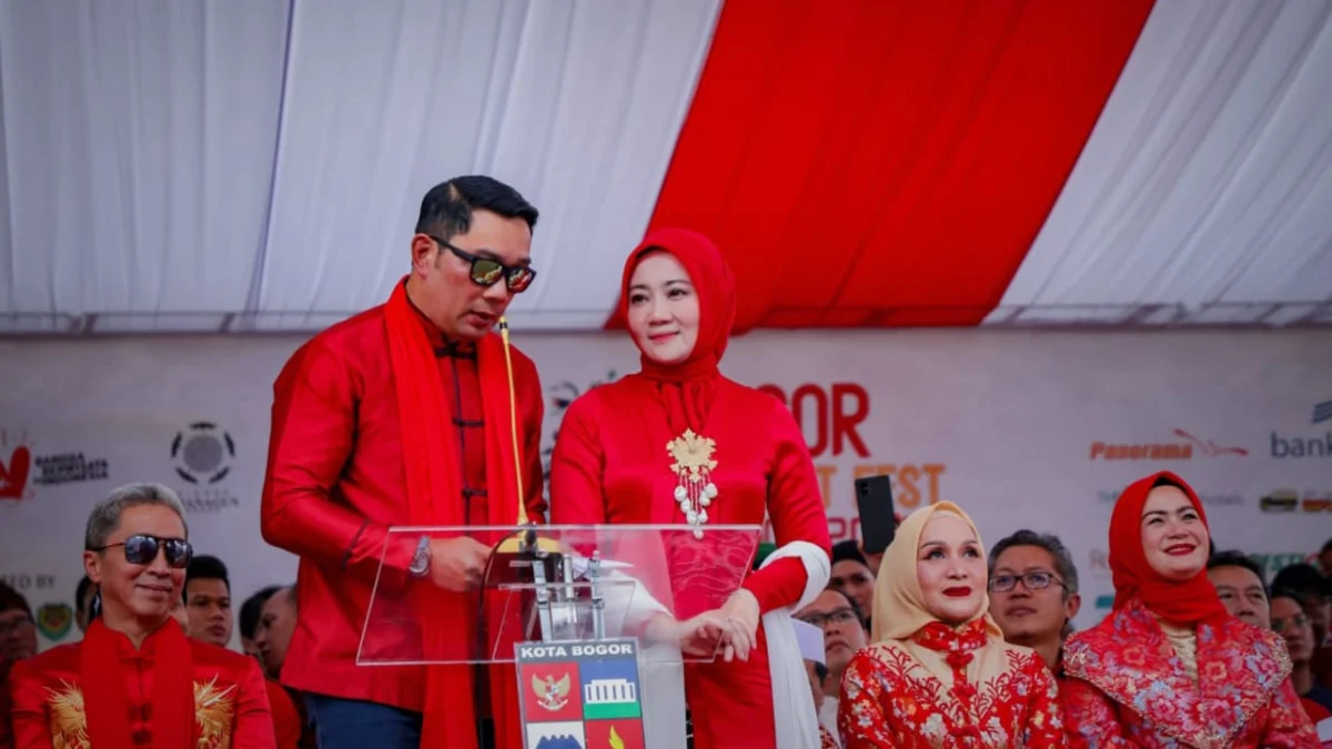 MERIAHKAN ACARA: Gubernur Jawa Barat, Ridwan Kamil didampingi sang Istri Atalia Praratya saat memberikan sambutan di Bogor Street Festival CapGoMeh, Minggu (5/2). (Foto: Yudha Prananda/Jabar Ekspres)