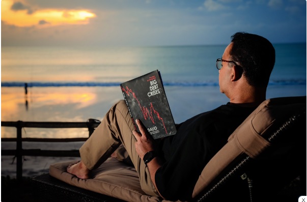 Anies Baswedan unggah foto baca buku di pantai