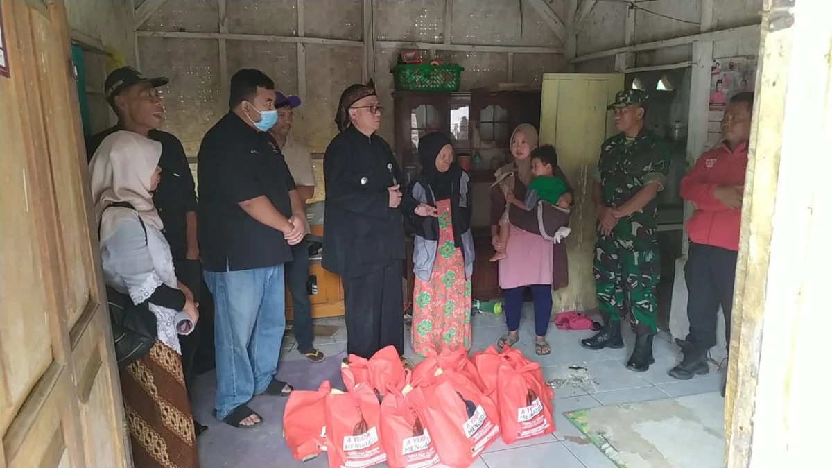 Yudha Puja Turnawan Anggota DPRD Garut berkunjung ke rumah korban disambar petir di Desa Karangpawitan
