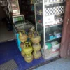 Harga gas melon di toko eceran di kecamatan Leuwigoong Rp 22.000,- tak ada perubahan walaupun HET sudah diturunkan (foto pepen apendi)