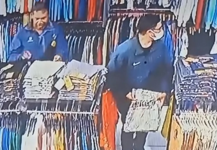 Seorang Pria Nekat Mencuri di Toko Baju