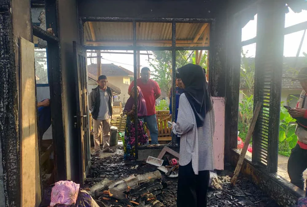 Yudha Puja Turnawan, Anggota DPRD Garut kunjungi Sapni korban kebakaran di Desa Bunisari