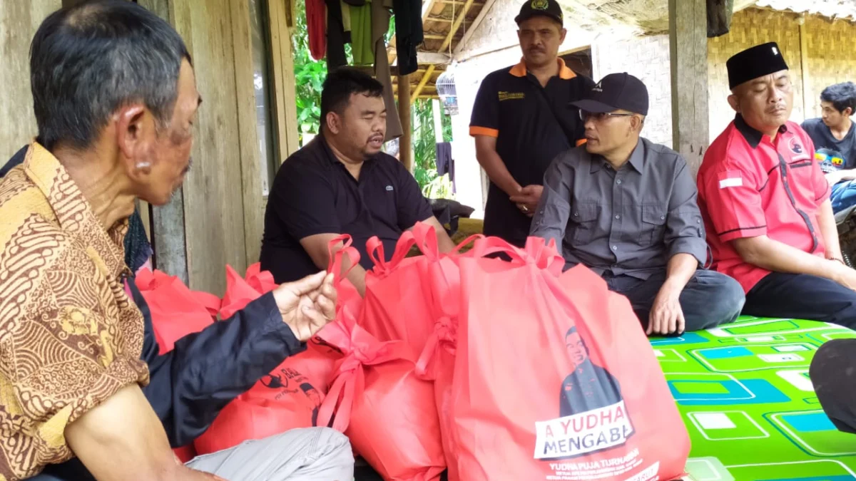 Yudha Puja Turnawan Anggota DPRD Garut bersama Camat Cisewu mengunjungi Sarwidin korban kebakaran di Desa Pamalayan