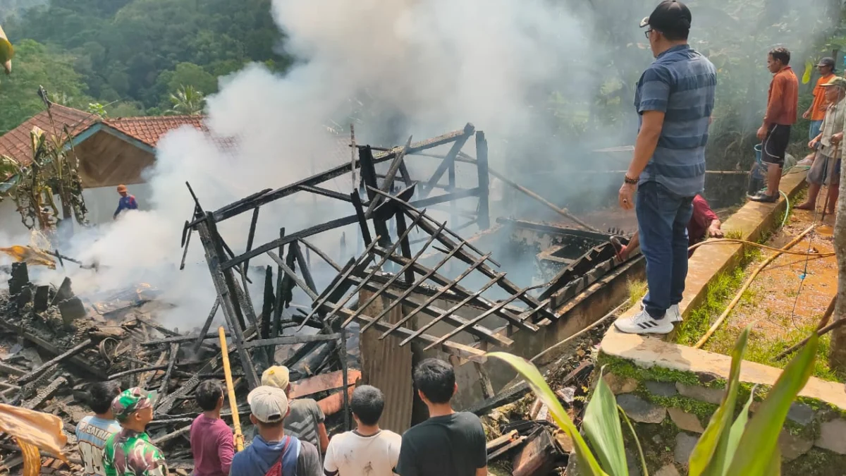 Rumah warga di Desa Panyindangan Kecamatan Cisompet ludes terbakar