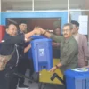 Kelurahan Pananjung Berikan Bantuan Tong Sampah Pada Warga