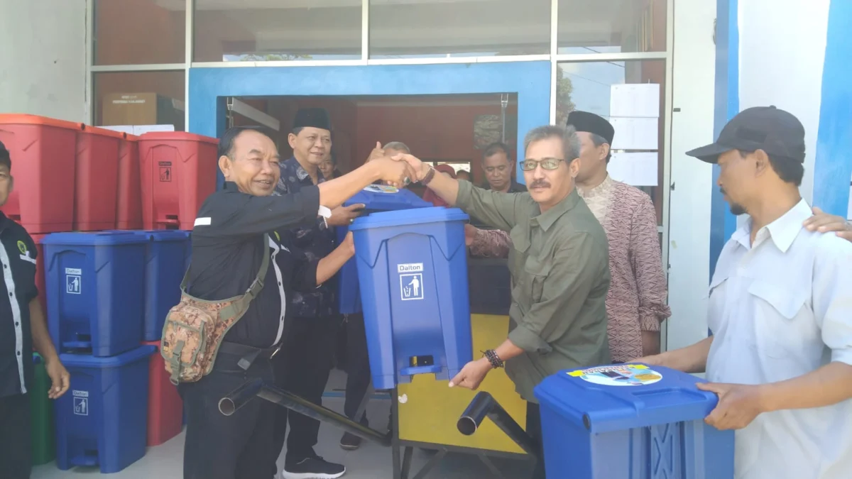 Kelurahan Pananjung Berikan Bantuan Tong Sampah Pada Warga