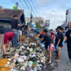 Yudha Puja Turnawan Ketua DPC PDI Perjuangan Garut bersama tim relawan Ganjar Pranowo membersihkan sampah