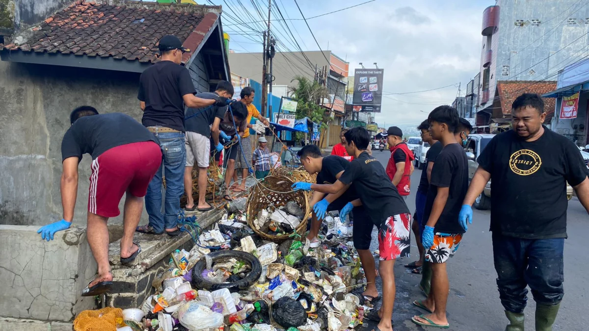 Yudha Puja Turnawan Ketua DPC PDI Perjuangan Garut bersama tim relawan Ganjar Pranowo membersihkan sampah