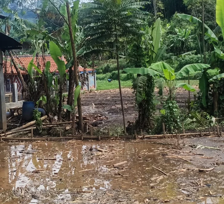Banjir bandang menerjang kampung Makam di Desa Tanjungkarya