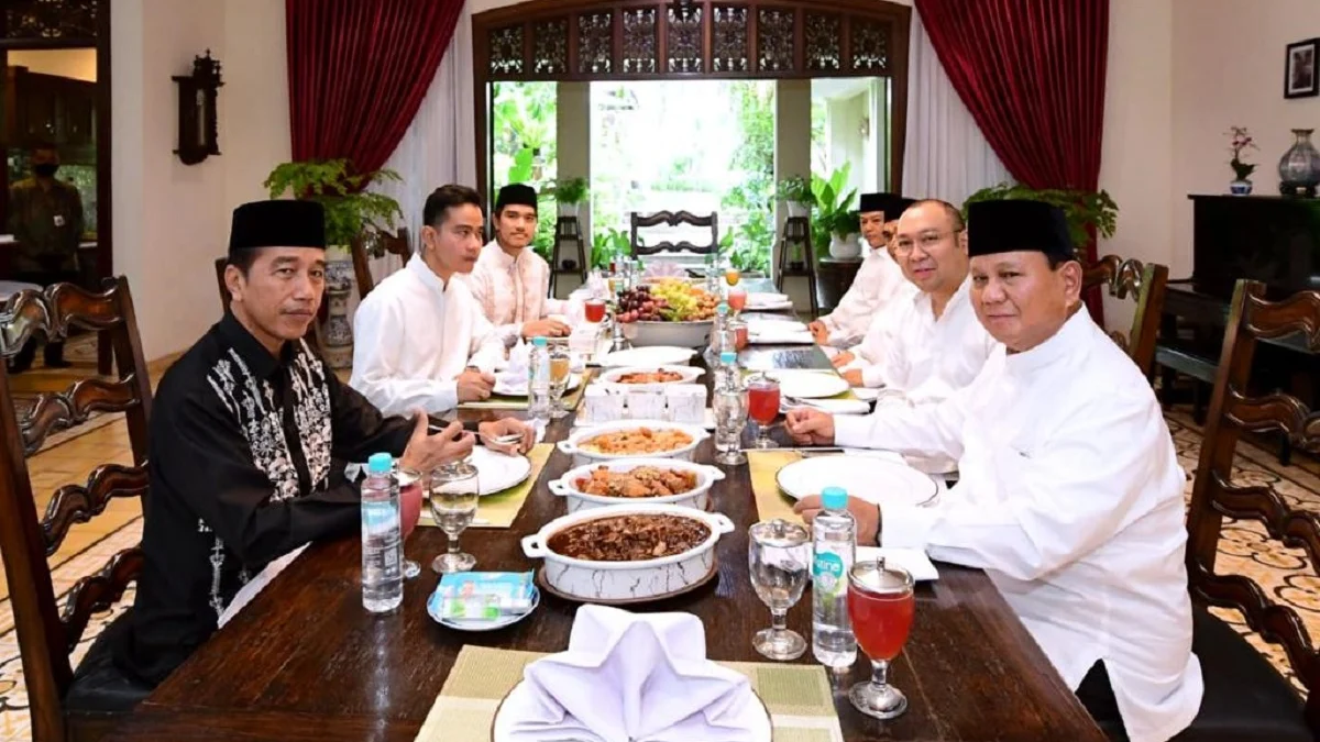 Menhan Prabowo Subianto silaturahim ke kediaman Presiden Joko Widodo (Jokowi) di Solo, Sabtu, 22 April 2023.-Twitter/@jokowi-