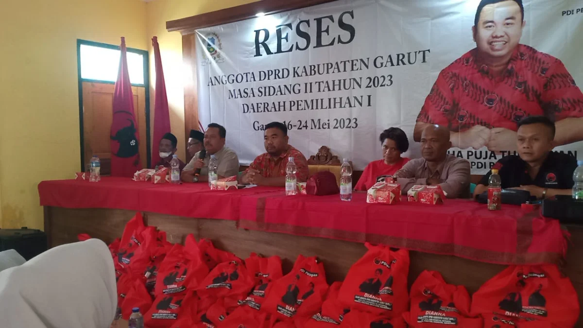 Anggota DPRD Garut Fraksi PDI Perjuangan, Yudha Puja Turnawan melaksanakan reses masa sidang II di aula Desa Cigadog, Kecamatan Sucinaraja,
