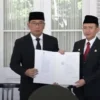 Gubernur Jawa Barat Serahkan Sk Perpanjangan Pj Bupati Bekasi Kepada Dani Ramdan