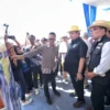 Gubernur Jawa Barat, Ridwan Kamil dampingi Menko Perekonomian Airlangga Hartarto mengecek progres pembangunan jalan Tol Cisumdawu yang rencananya akan dibuka pada Juli 2023 mendatang.-Biro Adpim Jabar-