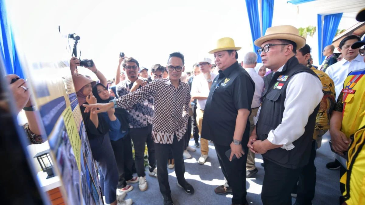 Gubernur Jawa Barat, Ridwan Kamil dampingi Menko Perekonomian Airlangga Hartarto mengecek progres pembangunan jalan Tol Cisumdawu yang rencananya akan dibuka pada Juli 2023 mendatang.-Biro Adpim Jabar-