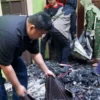 Ketua DPC PDI Perjuangan Garut Yudha Puja Turnawan bersama kader PAC PDI Perjuangan Malangbong, PAC Kersamanah dan juga warga membersihkan puing-puing rumah Supriadi korban kebakaran
