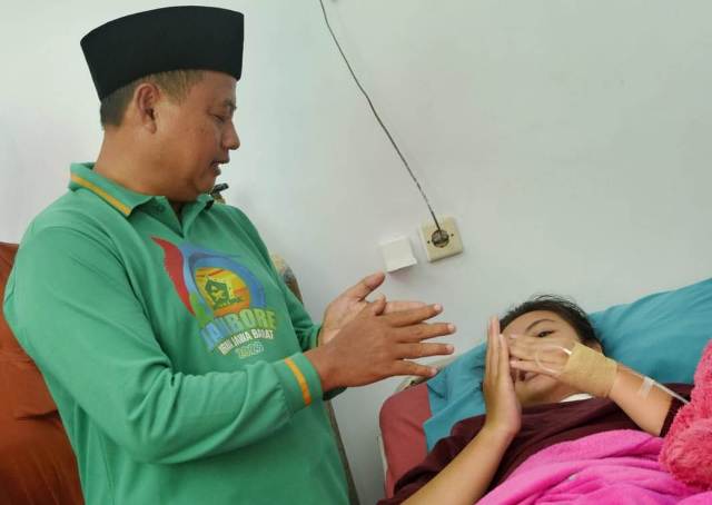 Wakil Gubernur Jawa Barat Uu Ruzhanul Ulum saat menjenguk NR, siswi SMK Negeri di Kabupaten Ciamis yang menjadi korban kekerasan orang tidak dikenal. -Biro Adpim Jabar-
