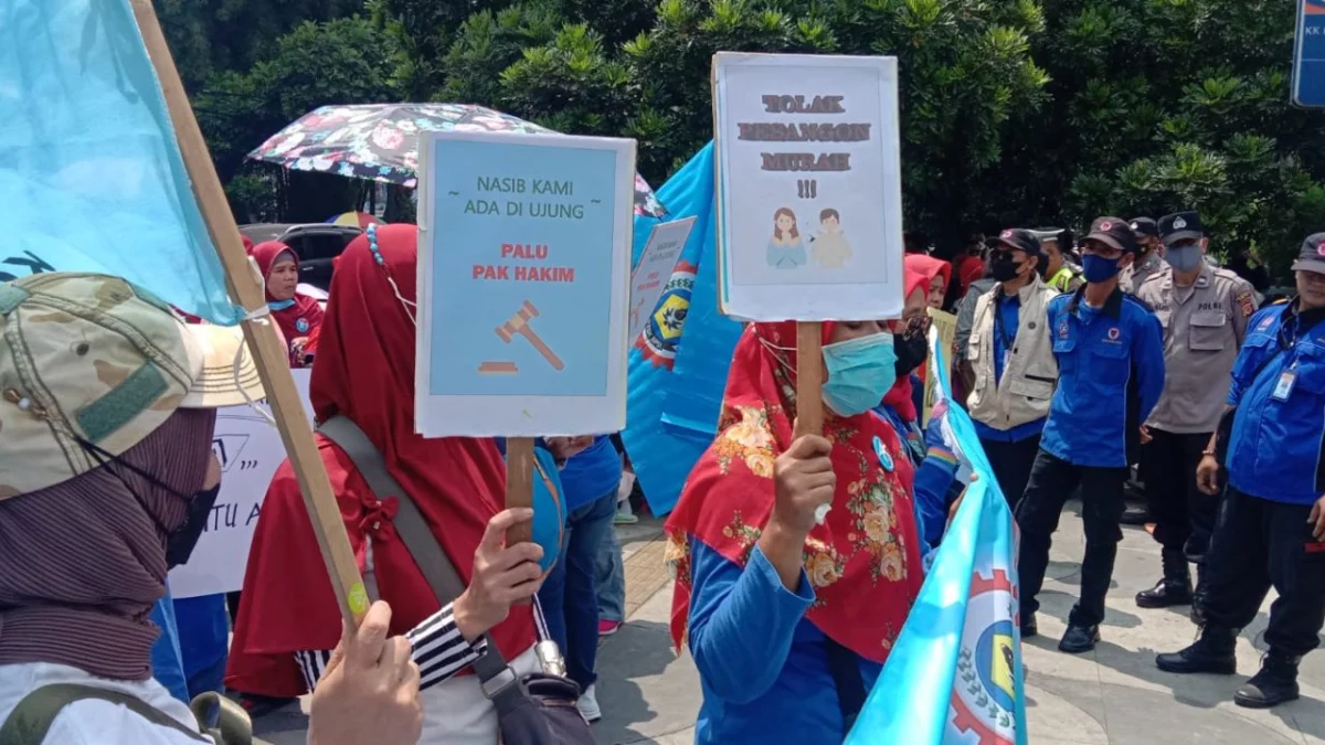 Ist. Puluhan buruh saat gelar aksi minta pembayaran THR di Bandung. Foto. Sandi Nugraha