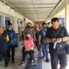 Mak Entik (60) penderita penyakit tumor di wajahnya saat akan dirujuk ke RS Al-Ikhsan Bandung.