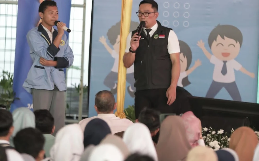 Gubernur Jawa Barat Ridwan Kamil meresmikan "Kick off" Penerimaan Peserta Didik Baru (PPDB) Tahun 2023 di Jawa Barat untuk jenjang SMA, SMK dan SLB, di SMK Negeri 4 Padalarang, Kabupaten Bandung Barat, Selasa 16 Mei 2023.--