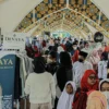 Banyaknya PKL di kawasan Masjid Al Jabbar dan menjadi tempat wisata di Bandung. (KHOLID/JABAR EKSPRES)
