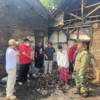 Yudha Legislator Garut kunjungi rumah abah Endin yang habis terbakar di Kelurahan Sukagalih