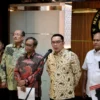 Ridwan Kamil menyerahkan hasil tim investigasi kepada Menko Polhukam (foto Dinas Komunikasi dan Informatika Provinsi Jabar)