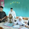 Wakil Gubernur Jawa Barat Uu Ruzhanul Ulum meninjau pelaksanaan Penerimaan Peserta Didik Baru (PPDB) di SMA Negeri 1 Indramayu, Rabu 21 Juni 2023. -Biro Adpim Jabar-