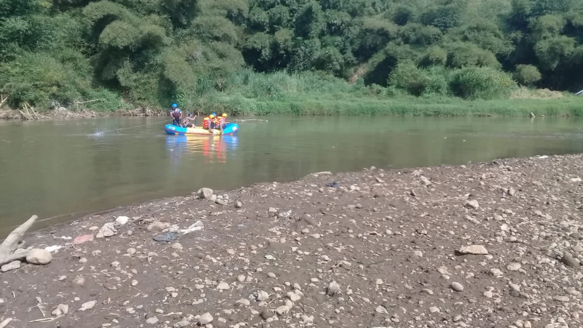 Penyelam Mencari Jasad Husen Korban Tenggelam di Sungai Cimanuk
