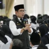 Gubernur Jawa Barat, Ridwan Kamil, tawarkan solusi untuk Husein guru SMP Pangandaran yang sedang viral.-
