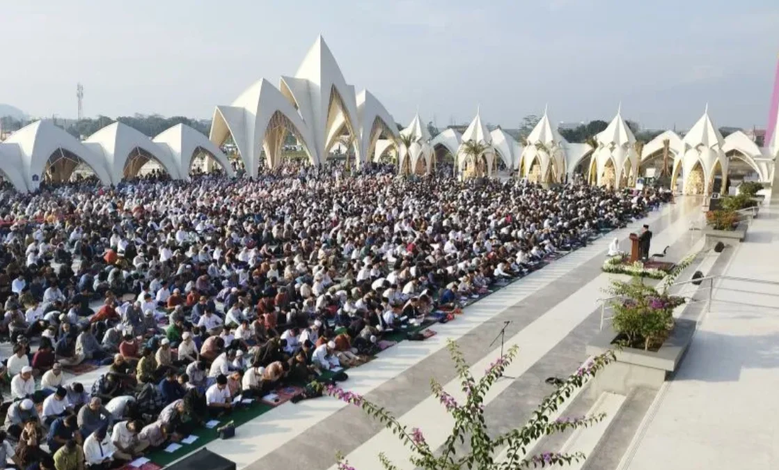 Ridwan Kamil Bersama Masyarakat Jawa Barat Lainnya Laksanakan Shalat Ied Di Masjid Raya Al Jabbar