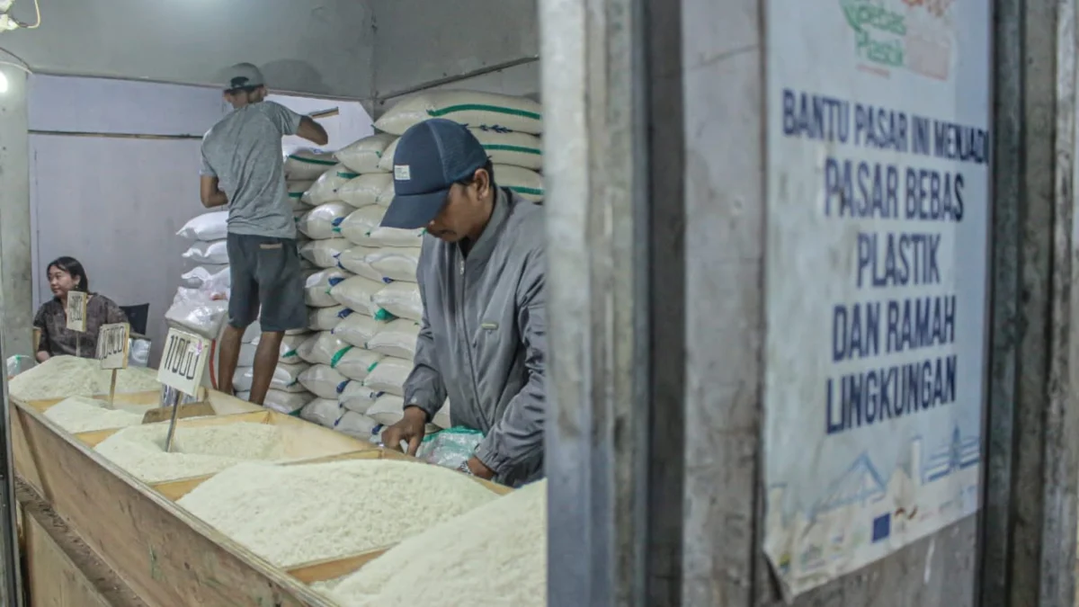 GAGAL PANEN: Saat ini harga beras di pasar terus mengalami kenaikan. Hal tersebut terjadi karena stok beras yang ada dengan permintaan di pasar tidak seimbang. (Foto:Kholid /Jabar ekspres)