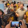 Menko Perekonomian RI Airlangga Hartarto didampingi Gubernur Jawa Barat Ridwan Kamil saat mengunjungi Pameran UMKM dalam acara UMKM Maju dan Terbang Tinggi Bersama Bank bjb di Kota Cirebon, Jawa Barat. (foto : istimewa)