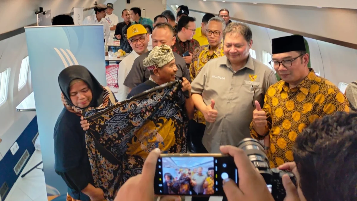 Menko Perekonomian RI Airlangga Hartarto didampingi Gubernur Jawa Barat Ridwan Kamil saat mengunjungi Pameran UMKM dalam acara UMKM Maju dan Terbang Tinggi Bersama Bank bjb di Kota Cirebon, Jawa Barat. (foto : istimewa)