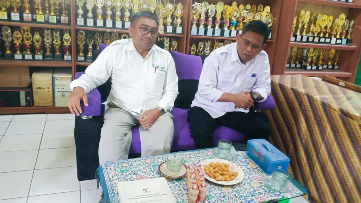 Sekretaris Dewan Pendidikan Kabupaten Garut Dr. Agus Rahmat Nugraha, M.MPd (kiri) bersama Pengawas SD dari Korwil Bidang Pendidikan Kecamatan Bayongbong, Nazrul Ridwan S.Pd (kanan)