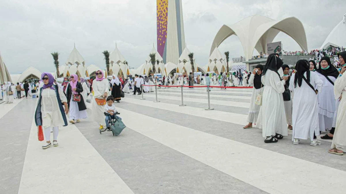Jadi objek wisata baru, masyarakat padati Masjid Raya Al Jabbar. (KHOLID/JABAR EKSPRES)
