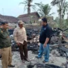 Anggota DPRD Garut Fraksi PDI Perjuangan Yudha Puja Turnawan dan caleg dapil 2 Jujun Juhana mengunjungi korban kebakaran di Desa Sukamerang