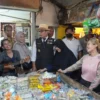 Gubernur Jawa Barat Ridwan Kamil disela kunjungan ke beberapa pasar di Kota Bandung dalam upaya pengawasan dan pengendalian harga