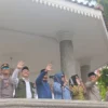 Bupati Garut Rudy Gunawan melepas jemaah haji sebanyak 420 jemaah yang merupakan rombongan terahir, yakni kelompok penerbangan (kloter) 69-70 di bangunan Babancong depan Gedung Pendopo Garut, Selasa 20 Juni 2023