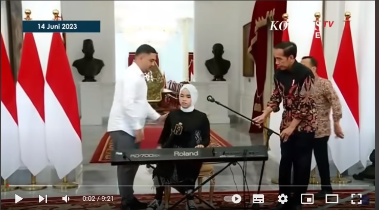 Presiden Jokowi membetulkan mikrofon ketika Putri Ariani akan membawakan lagu di Istana Merdeka