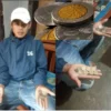 Rifa Warga Cikajang, Kabupaten Garut bermaksud menjual uang koin kuno miliknya seharga Rp50 juta