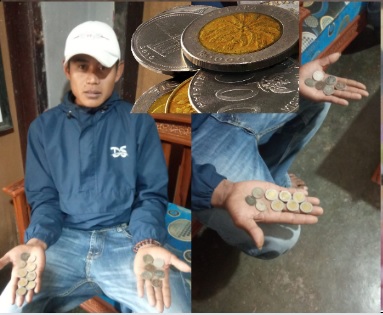 Rifa Warga Cikajang, Kabupaten Garut bermaksud menjual uang koin kuno miliknya seharga Rp50 juta