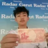 Irfan, remaja asal Kabupaten Garut menjual uang kuno 100 rupiah gambar kapal Pinisi tahun 1992 seharga Rp3 juta