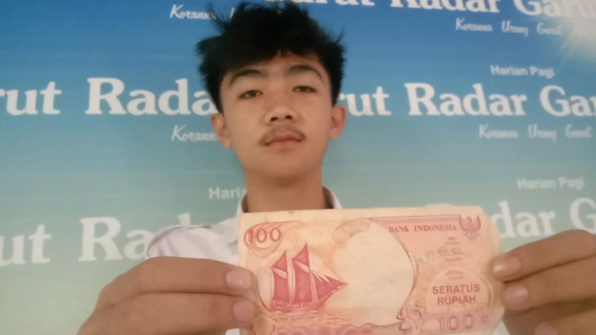 Irfan, remaja asal Kabupaten Garut menjual uang kuno 100 rupiah gambar kapal Pinisi tahun 1992 seharga Rp3 juta