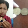 Arlince warga Kabupaten Sumba Barat mempunyai tiga koin kuno Rp500 gambar Melati dijual seharga Rp100 juta