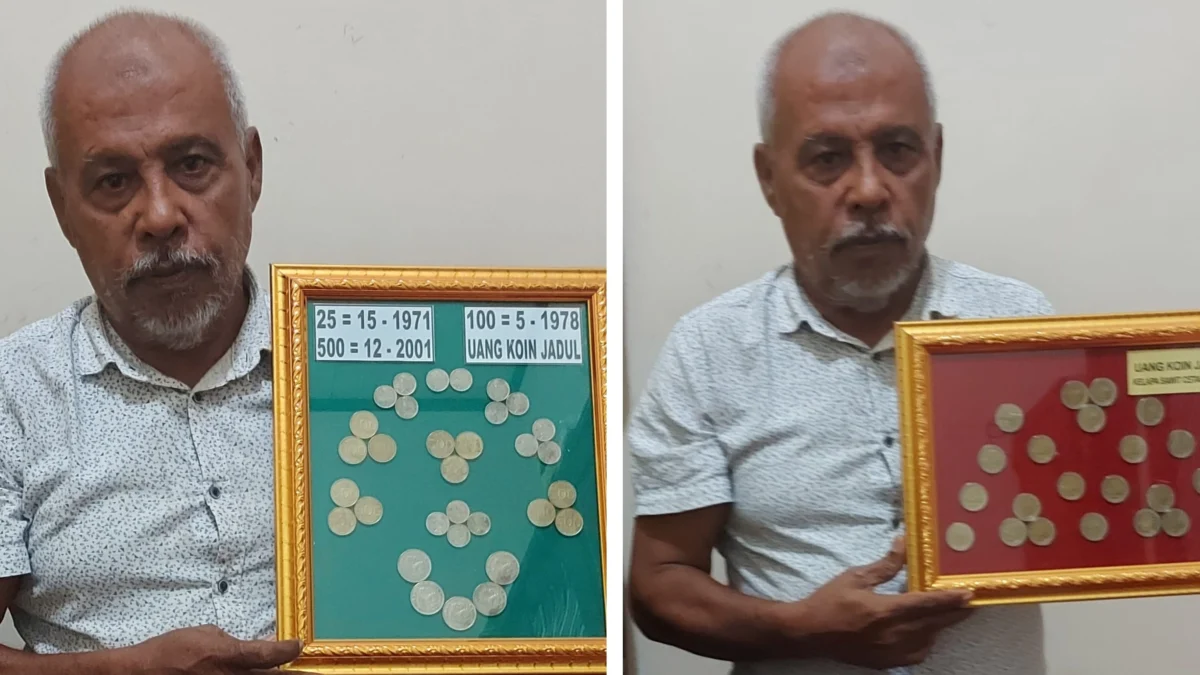 Fauzi Fadil Baraja, seorang kolektor koin kuno menjual koin jadul untuk mahar pernikahan
