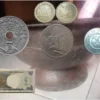 Erma warga Kabupaten Garut siap menerima uang kuno barter dengan barang antik ini