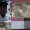 Ery warga Banda Aceh memiliki sejumlah koin kuno. Koin kuno tersebut dijual seharga Rp12 juta