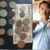 Parsono warga Kota Tangerang Selatan akan menjual uang kuno seharga Rp460 juta
